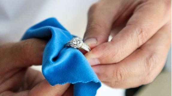 Jangan Sampai Kusam! Ini 7 Cara Mudah Merawat Wedding Ring Agar Selalu Berkilau